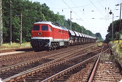 [231 012 durchfährt den Bahnhof Hangelsberg]