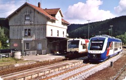 [Alstom-Vorführtriebwagen 707 begegnet in Storzigen VT 221 und 212]