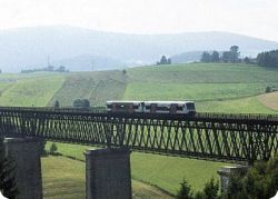 [RBG VT 26 im Juli 2000 auf der Talbrücke bei Regen]